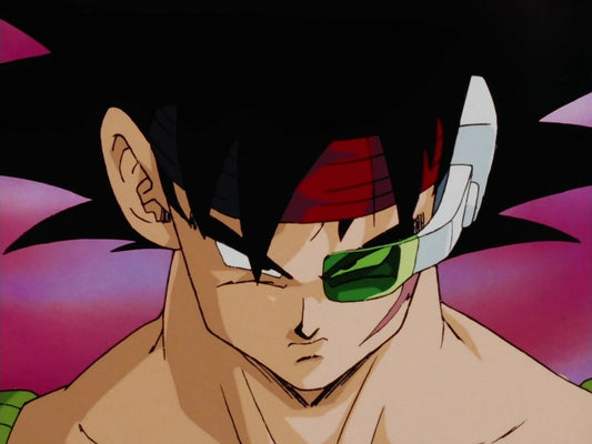 Gros plan sur Bardock, bandeau rouge noué sur le front, scouter vert sur l'œil gauche et cicatrice sur la joue, devant un ciel rose.