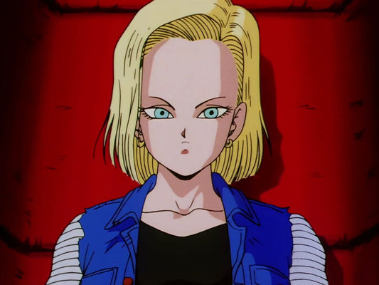 Gros plan de C-18 de face, cheveux blonds mi-longs, yeux bleus et petites boucles d'oreilles dorées, en gilet en jean bleu sur fond rouge.