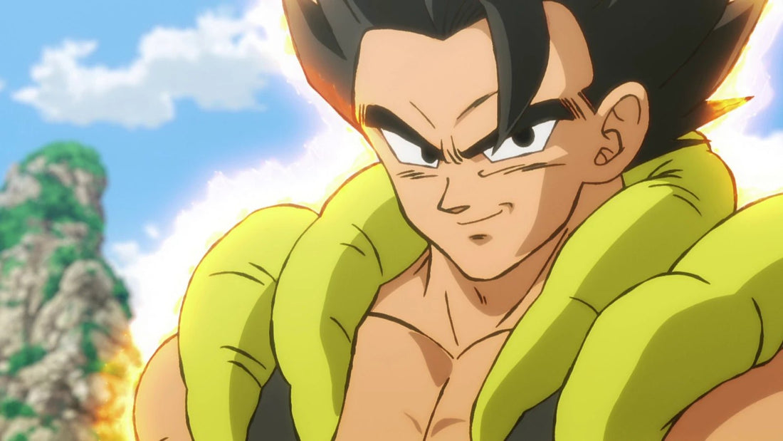 Gogeta aux cheveux noirs, sourire en coin et sourcils froncés, torse nu entre deux épais rembourrages jaune-vert, devant un ciel bleu et un piton rocheux