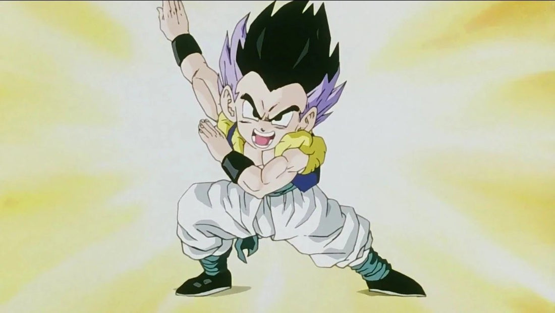 Gotenks prend la pose, jambes fléchies, un bras levé, un œil fermé et la bouche ouverte, en pantalon blanc bouffant sur un fond jaune pâle rayonnant