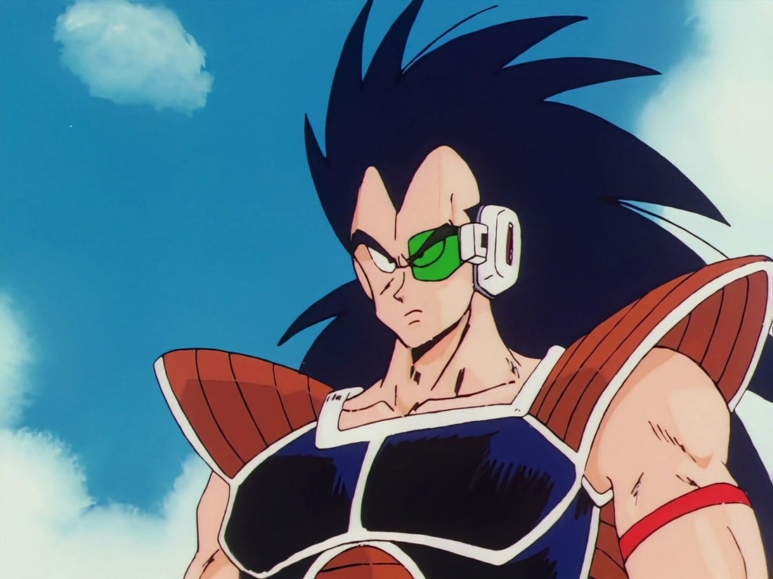 Raditz, longue chevelure noire hérissée et scouter vert sur l'œil gauche, en armure marron et noire avec une bande rouge au bras, sur fond de ciel bleu.