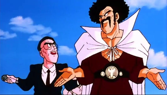 Mr. Satan, afro noire et moustache, en gi bordeaux, cape blanche et ceinture de champion, bras ouverts à côté d'un reporter au micro.