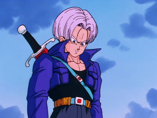Trunks du futur, cheveux mauves et veste bleue à col relevé, une épée dans le dos, baisse un regard sérieux devant un ciel nuageux