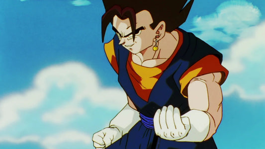 Vegetto aux cheveux noirs, boucle Potara jaune à l'oreille, en tenue bleue sur tee-shirt orange, serre ses poings gantés de blanc avec un sourire narquois